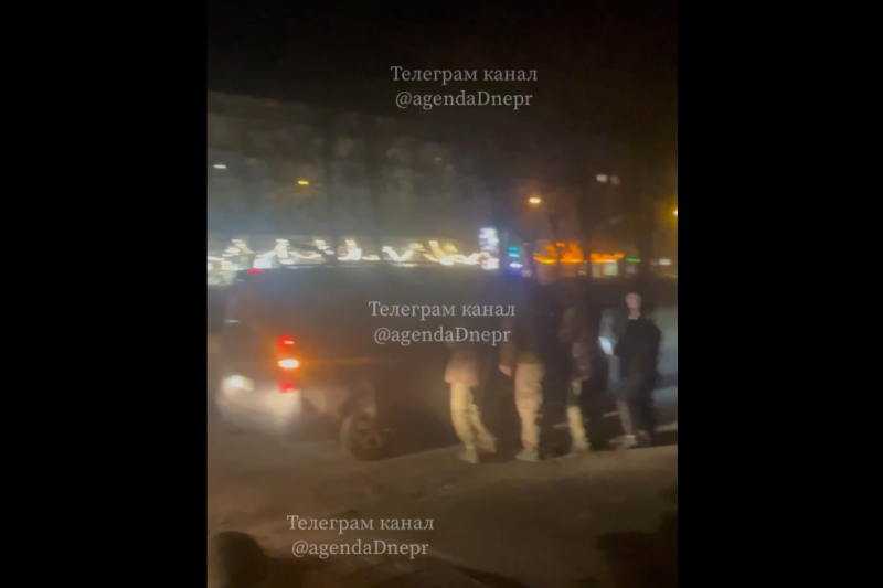 В Днепре ТЦКашники заломали парня, а его собаку бросили на улице