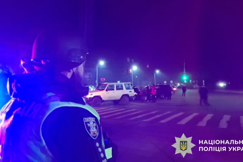 В Николаеве на территории неработающей АЗС неизвестные взорвали полицейских