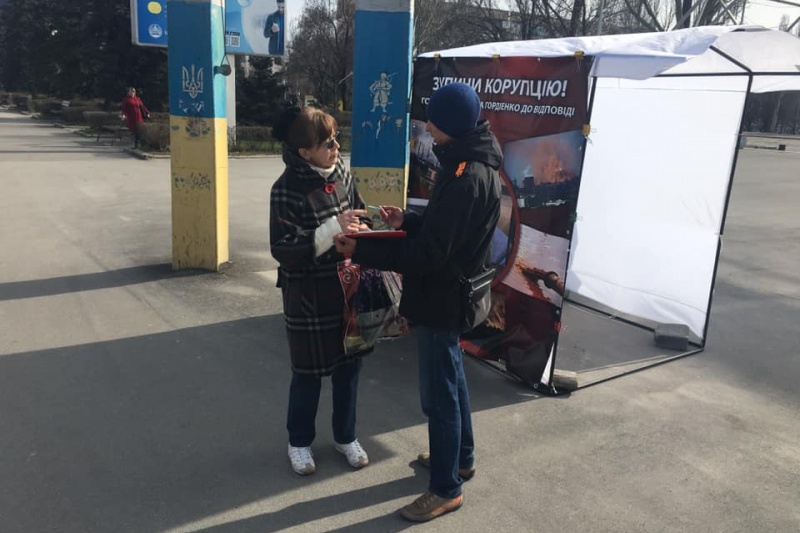 В центре Запорожья собирают подписи за отставку главного эколога области