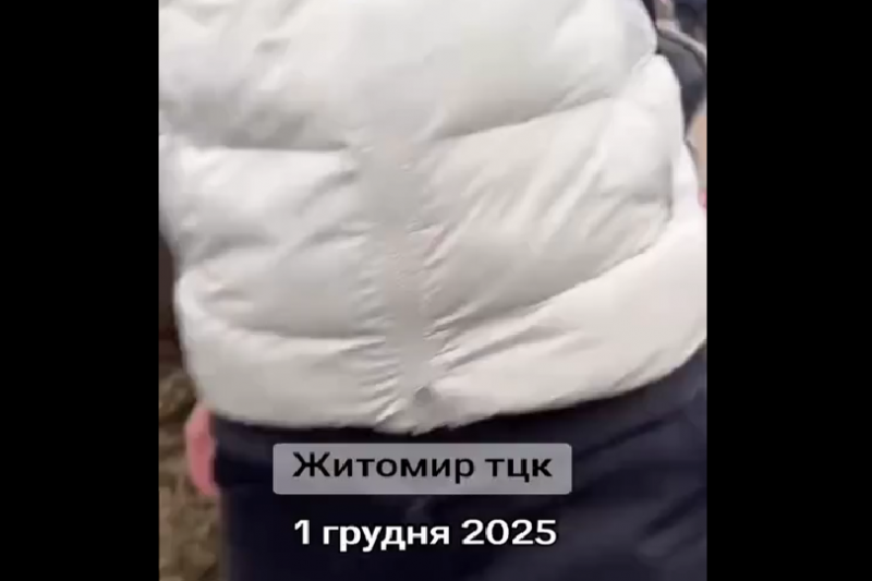 В Житомире на гражданском заводе женщины стали стеной перед ТЦКашниками и спасли мужиков от мобилизации