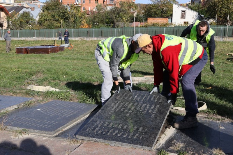 Во Львове на Марсовом поле была уничтожена Братская могила советских воинов