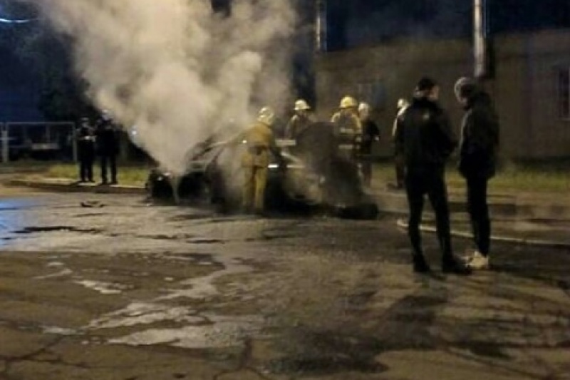 Ночью в мелитопольских дворах дотла сгорела иномарка