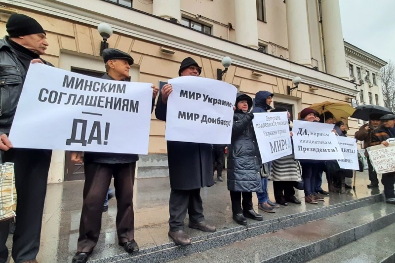 В Запорожье «Полк Победы» провел под мэрией акцию в поддержку формулы Штайнмайера