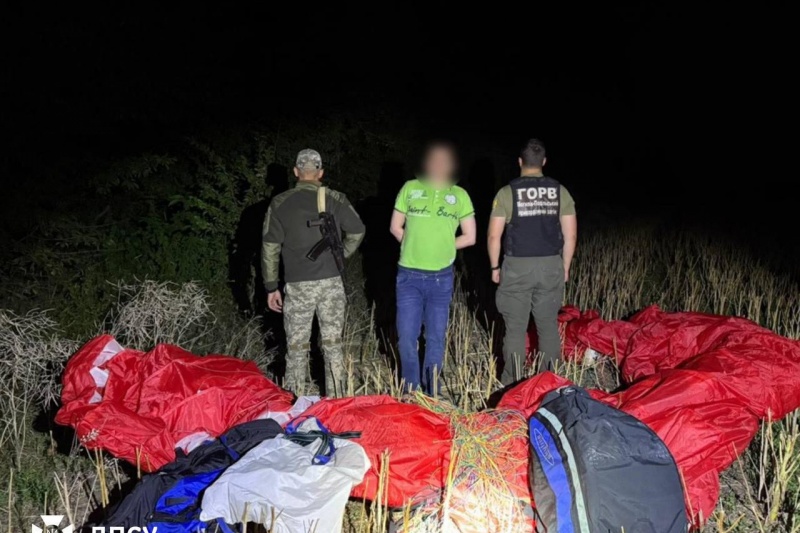 Человек пытался перелететь границу с Молдовой на параплане, но пограничники его задержали