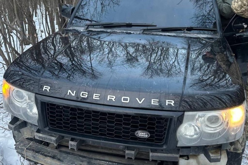 На границе с Румынией 7 человек пытались спастись из концлагеря, но их Range Rover сбил пограничника