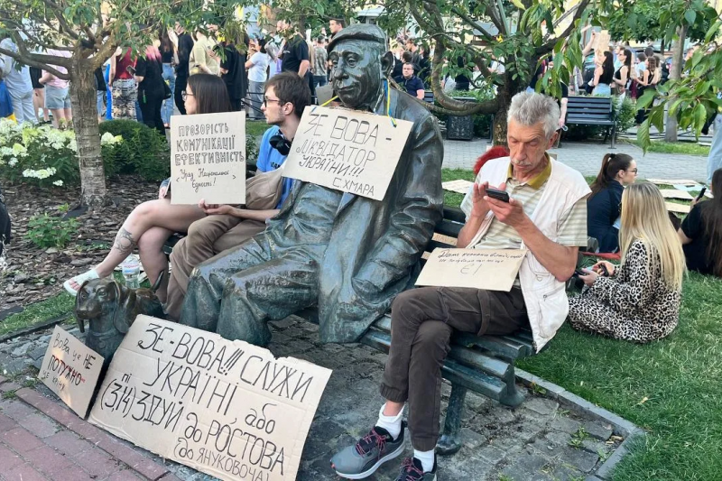 Идут 4-е сутки протестов в Киеве и других крупных городах Украины против отставки Фёдорова