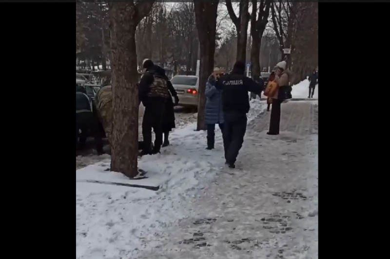 В Каменском женщины спасли мужчину от бусификации