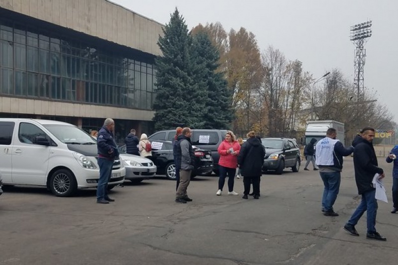 У Дніпрі підприємці влаштували автопробіг проти обмежень “червоної” зони