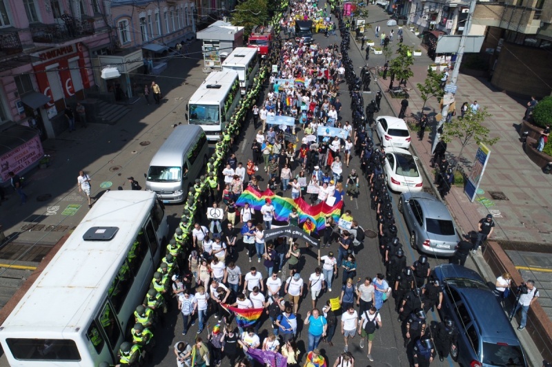 Киев. ЛГБТ-прайд и винтилово бандеровцев – радужные против чёрных