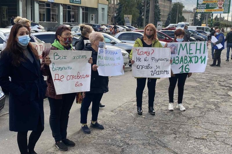 Суд у справі трагічної смерті 16-річної дівчини у Бреусівці розпочався з пікету селян і продовження арешту обвинувачених