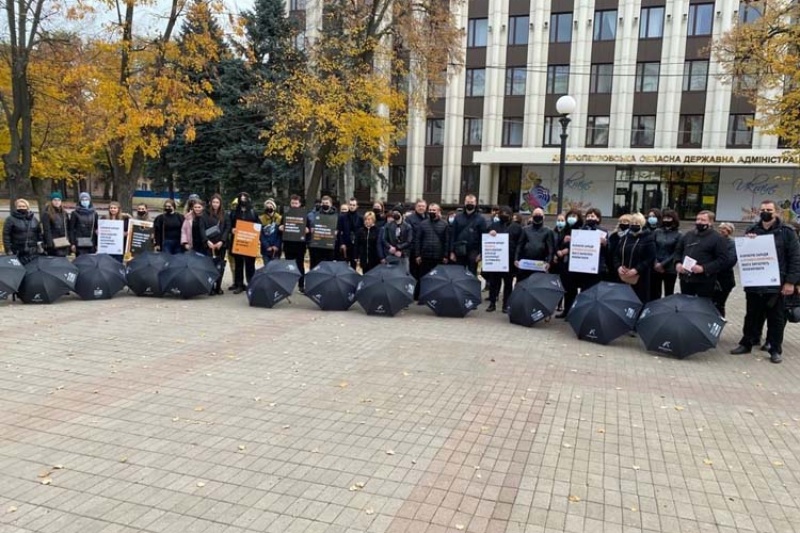 Нет торговле людьми: полицейские Днепропетровщины провели акцию с черными зонтами