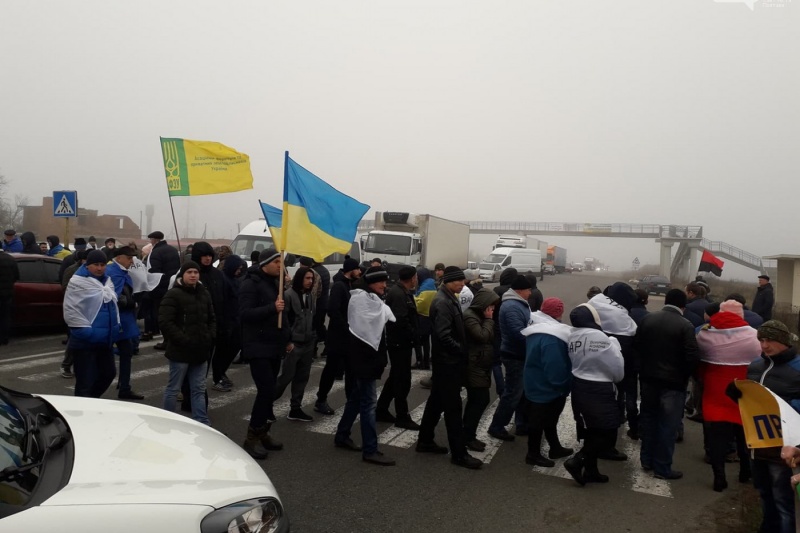 На Полтавщині фермери перекрили трасу, протестуючи проти відкриття ринку землі