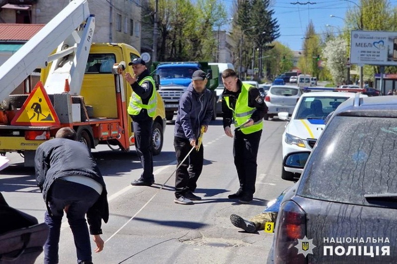 В Хмельницкой области «Опель» сбил сразу троих человек, один военнослужащий погиб, двое госпитализированы