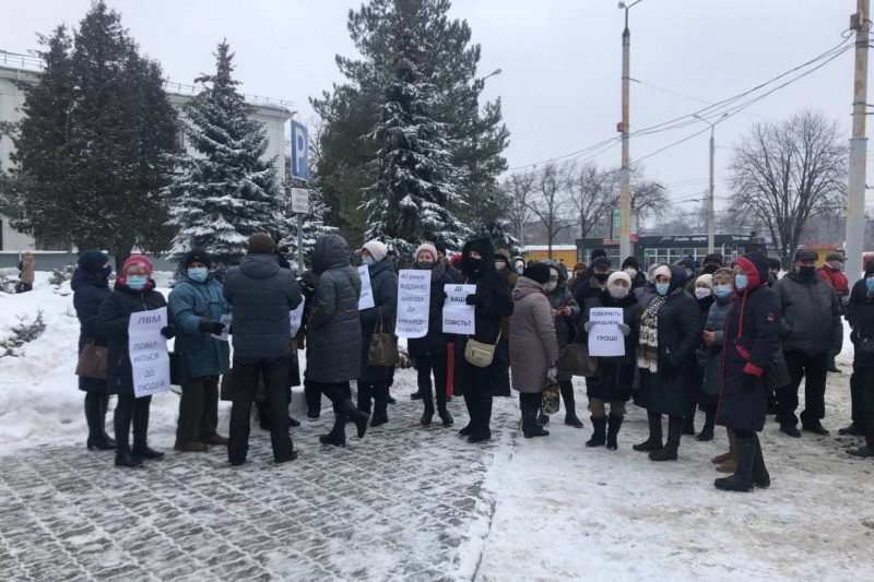 “Поверніть зароблені гроші!”: у Сумах знову мітингували працівники СНВО