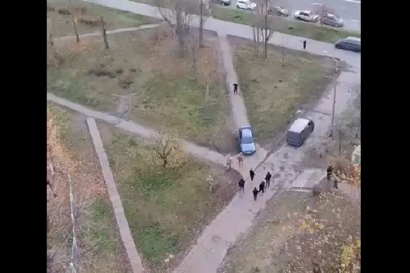 В Деснянском районе Киева ТЦКашник стрелял по мужчине и разбил ему ударами ноги автомобиль