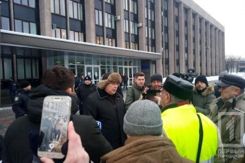 В Кривом Роге у горисполкома митинговали против повышения цен на проезд