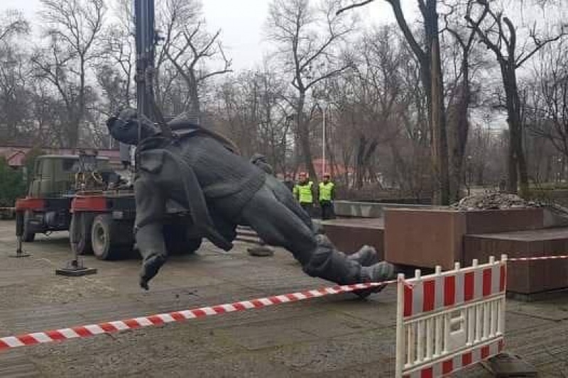 В Днепропетровске снесли памятник советскому лётчику Валерию Чкалову