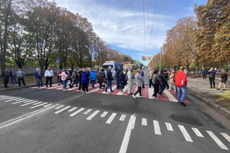 В Кременчуге митингующие перекрыли движение на улицах