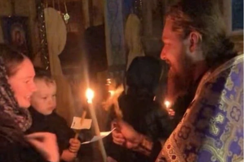В Луцке ТЦКашники схватили и уволокли за руки и ноги священника к себе в бус