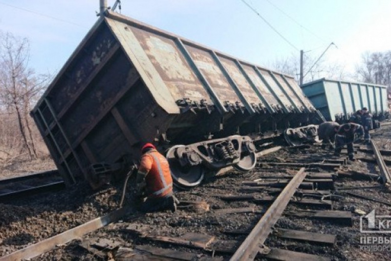 У Кривому Розі через вандалів потяг злетів з рейок