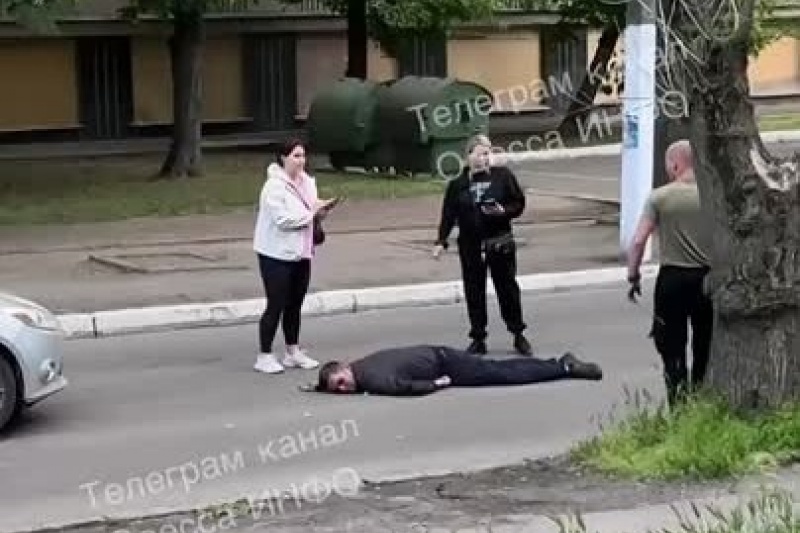 В Одессе полицаи избили мужчину и бросили на дороге умирать