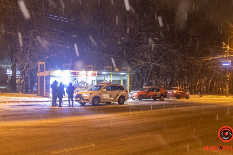 В Днепре на Паникахи компания забросала снежками авто полиции и разбила боди-камеру патрульному