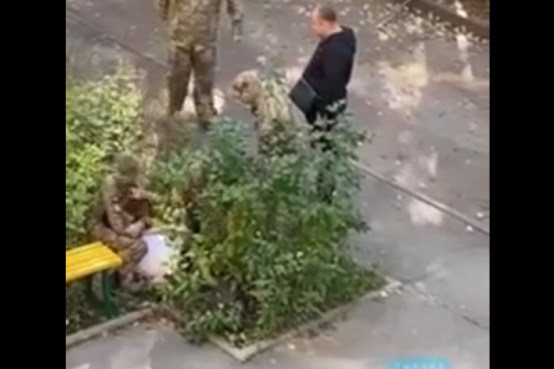 На Салтовке в Харькове незнакомые люди спасли мужчину от ТЦКашников