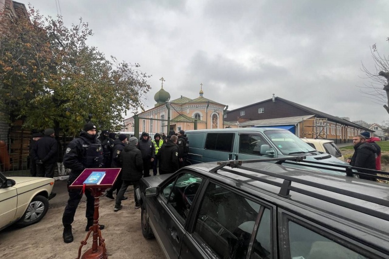 В Черкассах головорезы в военной форме захватили мужской монастырь Рождества Богородицы