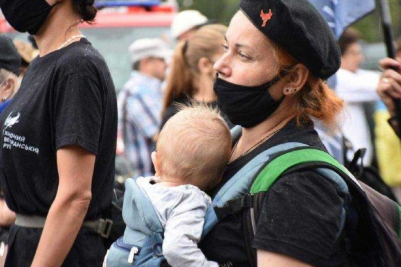 Киевлянка с 8-ми месячным ребёнком обнаружила, что стоит на воинском учёте в Ровно, где никогда не была