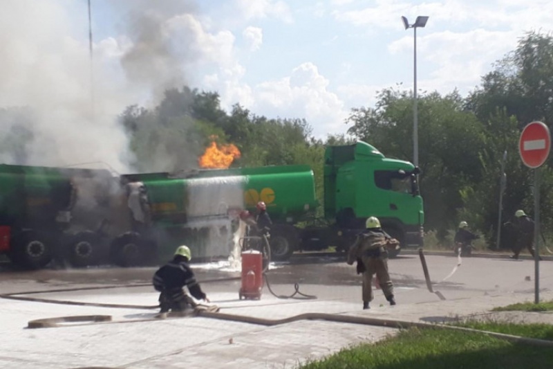 У Запоріжжі на заправці спалахнув бензовоз