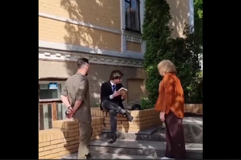 Киев. На место снесённого памятника Булгукову вышел молодой человек и начал вслух читать его произведение – его прогнали