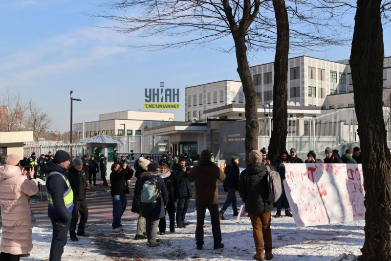 В Киеве состоялся малочисленный пикет возле посольства США – выступали против передачи полезных ископаемых американцам