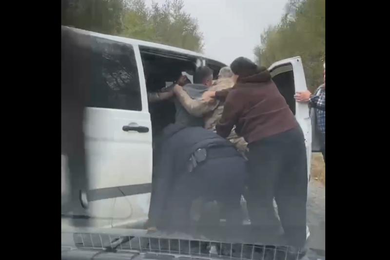 В Черновцах людоловы избили и похитили мужчину прямо посреди дороги