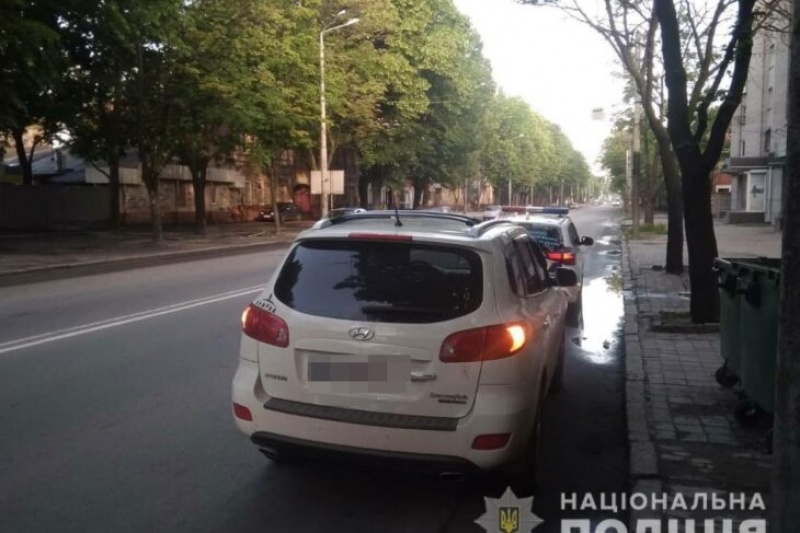 Затолкали в багажник и требовали вернуть долг: под Днепром прямо на улице выкрали мужчину