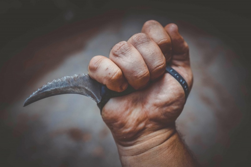 В Запорожье мужчина ударил ножом 2-х ТЦКашников, один из них не выжил