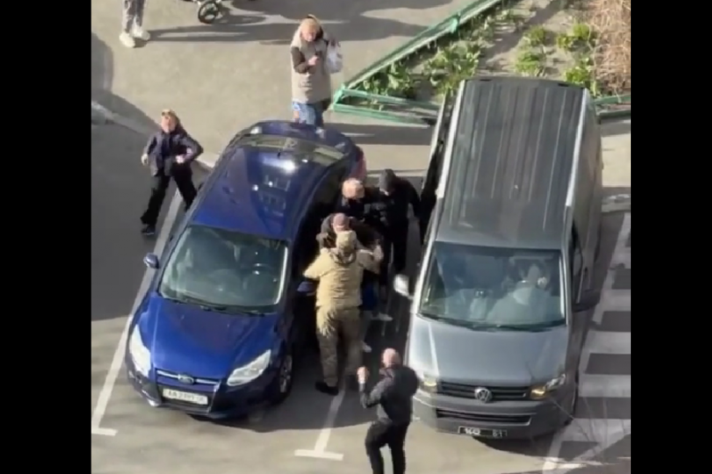 В одном из киевских дворов женщины отбили мужчину у ТЦКашников