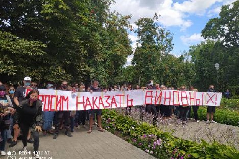 В Глухове люди штурмовали прокуратуру, требуя наказать убийц 25-летнего пограничника