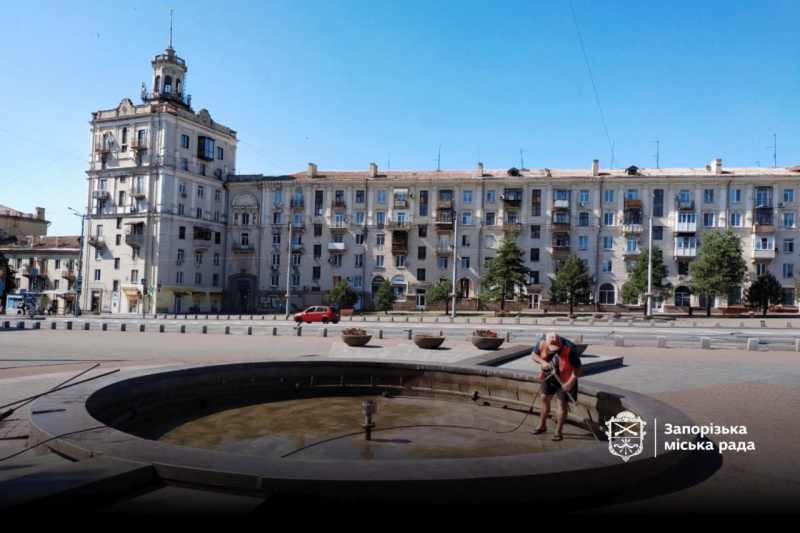 Запорожье. Была бы в домах вода, не стирали бы люди в фонтанах
