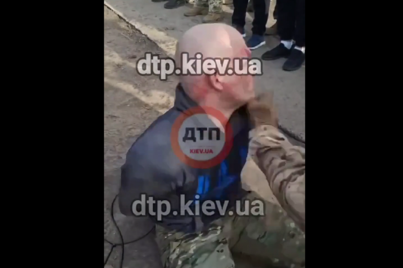 Нравы ВСУ. Мобилизованного избили показательно перед строем по приказу командира