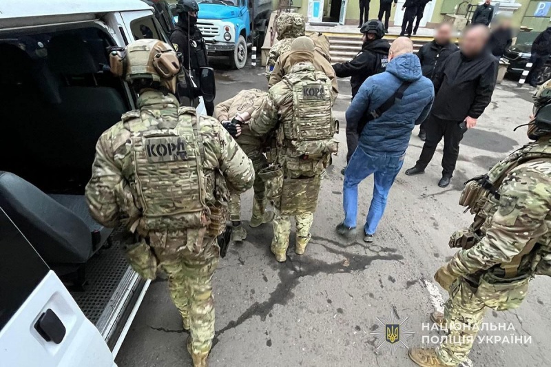 В Тернополе полиция массово задерживает «азовцев», которые под видом мобилизации грабят и похищают людей