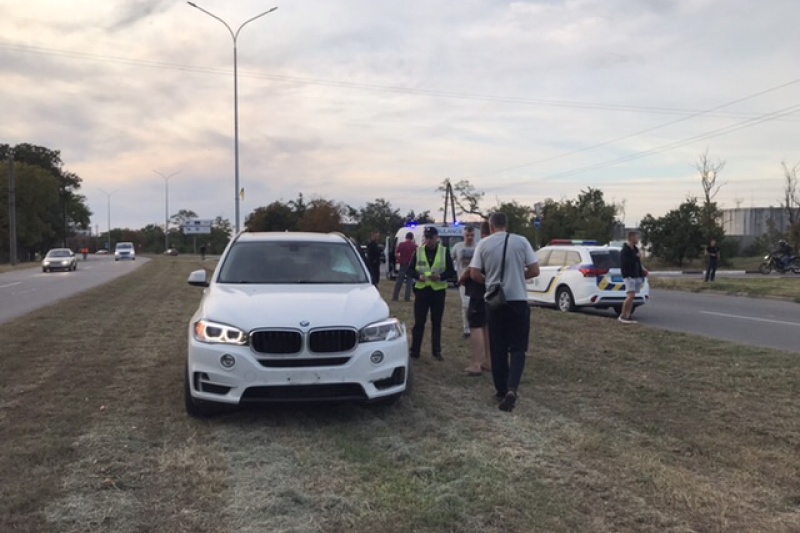 В Бердянске пьяный депутат сбил мужчину на BMW под камерами: его задержали очевидцы