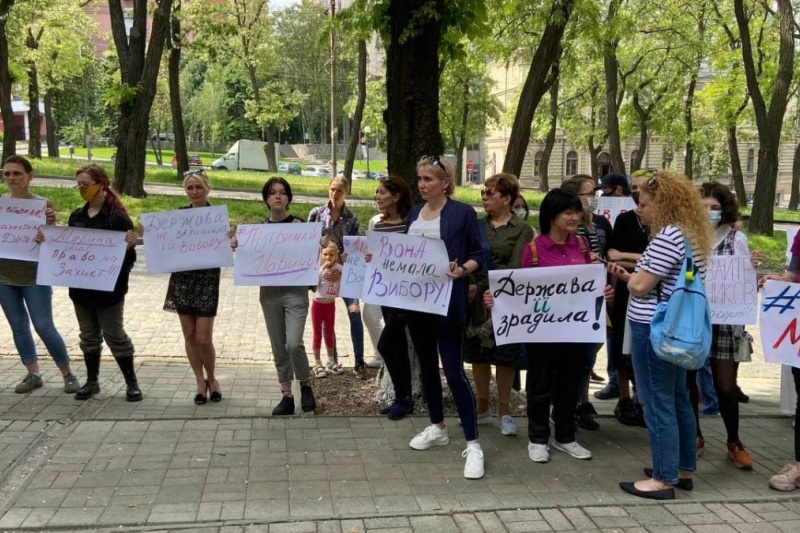 Молоду жінку, яка вбила співмешканця у Дніпрі, вийшли підтримати небайдужі городяни