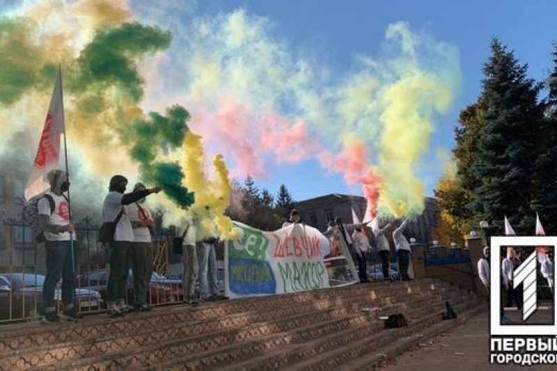 «Хватит покрывать мажоров»: столичные активисты устроили митинг под отделом полиции Кривого Рога по делу Марка Шевчика, который сбил ребёнка