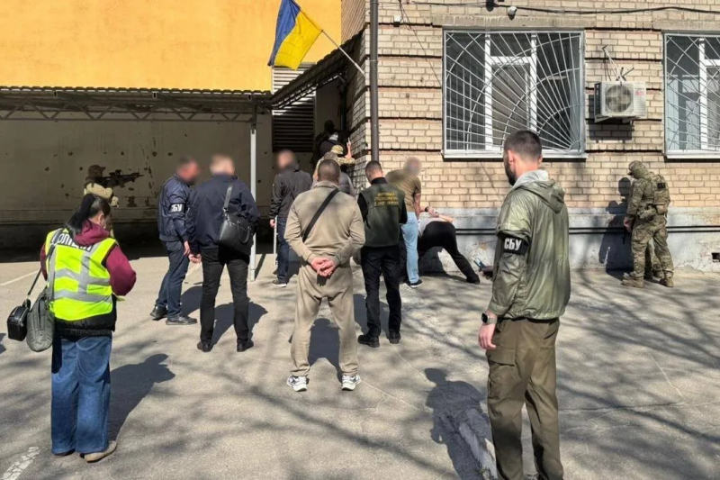 В Днепре СБУшники пришли с обысками в ТЦК, а им не открыли двери