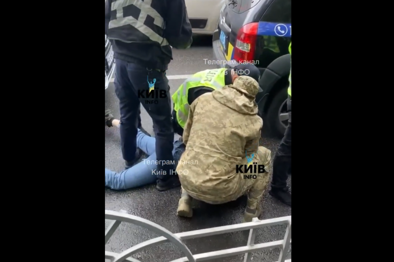 Киев. Полицаи с ТЦКашниками уложили парня лицом в асфальт и надели на него наручники во время мобилизации