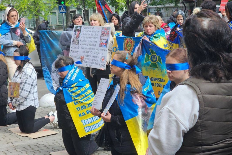 В Одессе прошёл пикет родственников украинских пленных возле Красного Креста – всё закончилось языковым скандалом