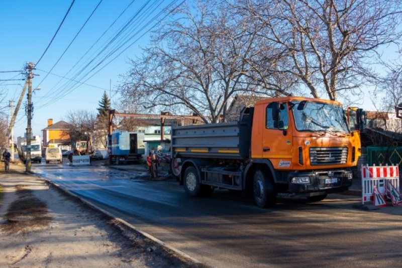 В Днепре возле «Водоканала» прорвало трубу: жители нескольких улиц остались без воды