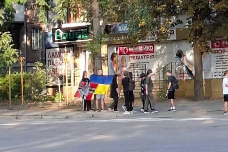 Фото из Запорожья: малолетки под фашистскими флагами