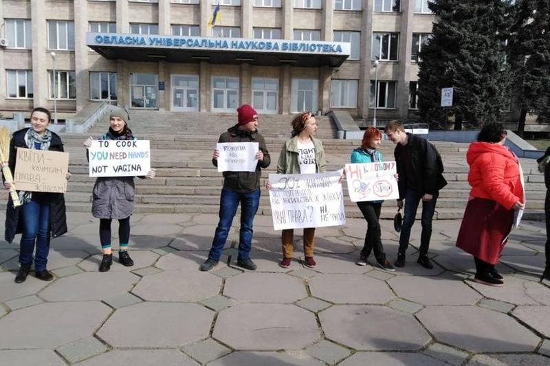 «Квіти – клумбам, права – жінкам»: як у Запоріжжі пройшла акція до Міжнародного жіночого дня