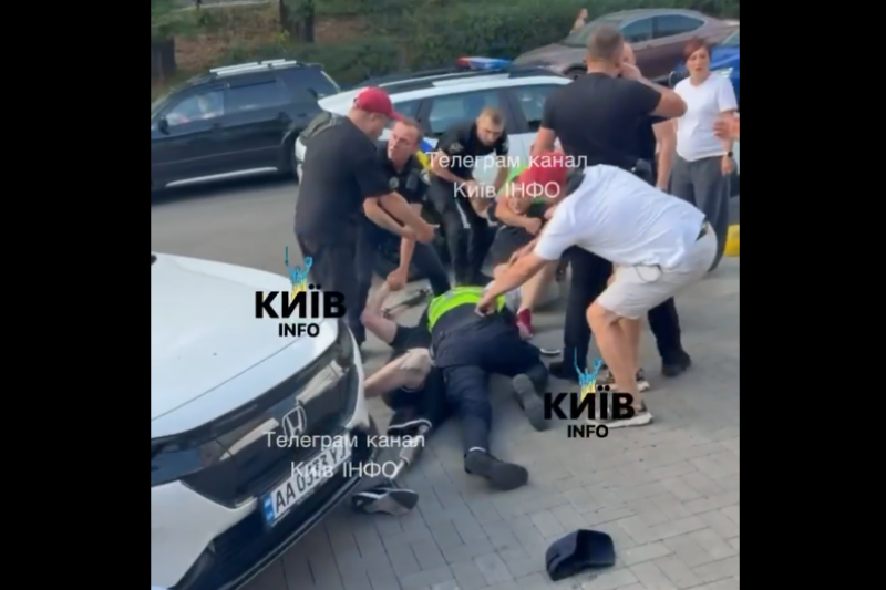 В Киеве произошла массовая драка между полицией и ветеранами ВСУ